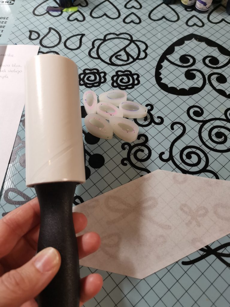 Pluisroller en set kleine siliconen mallen tijdens laatste schoonmaakcontrole