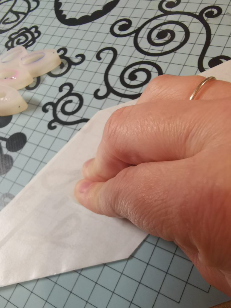 Hand drukt transferfolie op werkmat om resinresten op te nemen