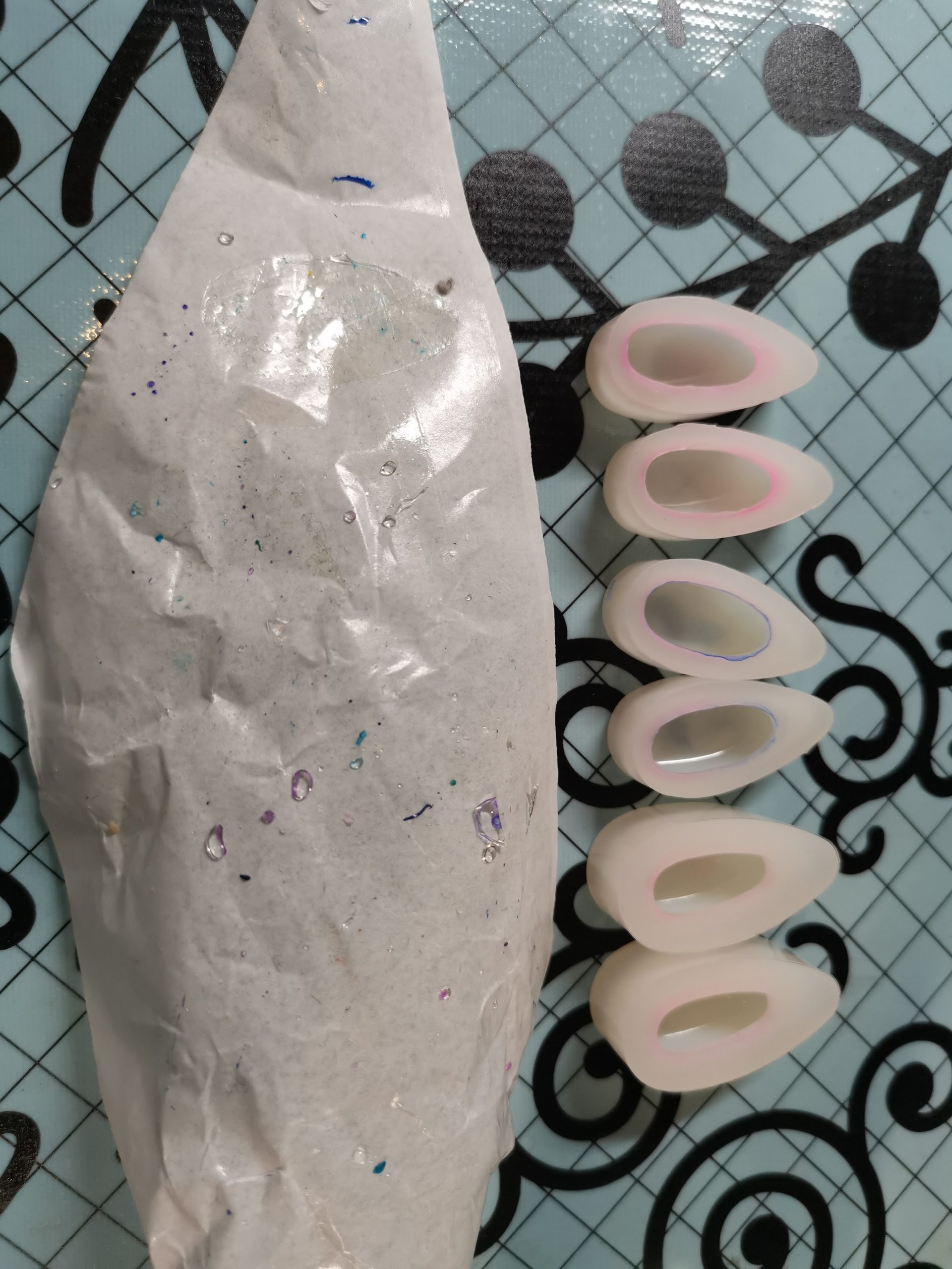 Transfer foil to lift resin residue from silicone molds