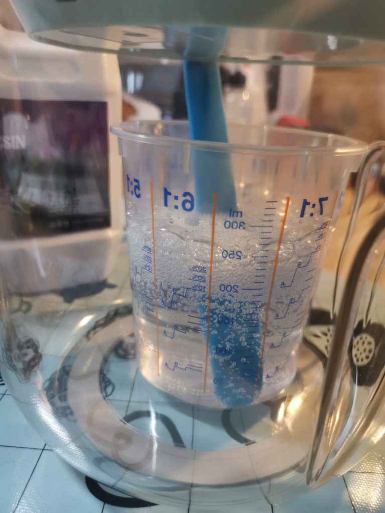 halverwege ontluchten met zichtbare bubbelvorming in hars