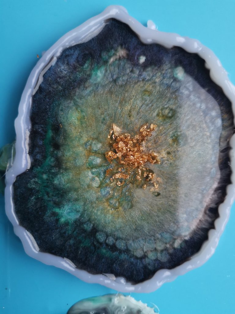 Verticale close-up geode onderzetter met kristalkern