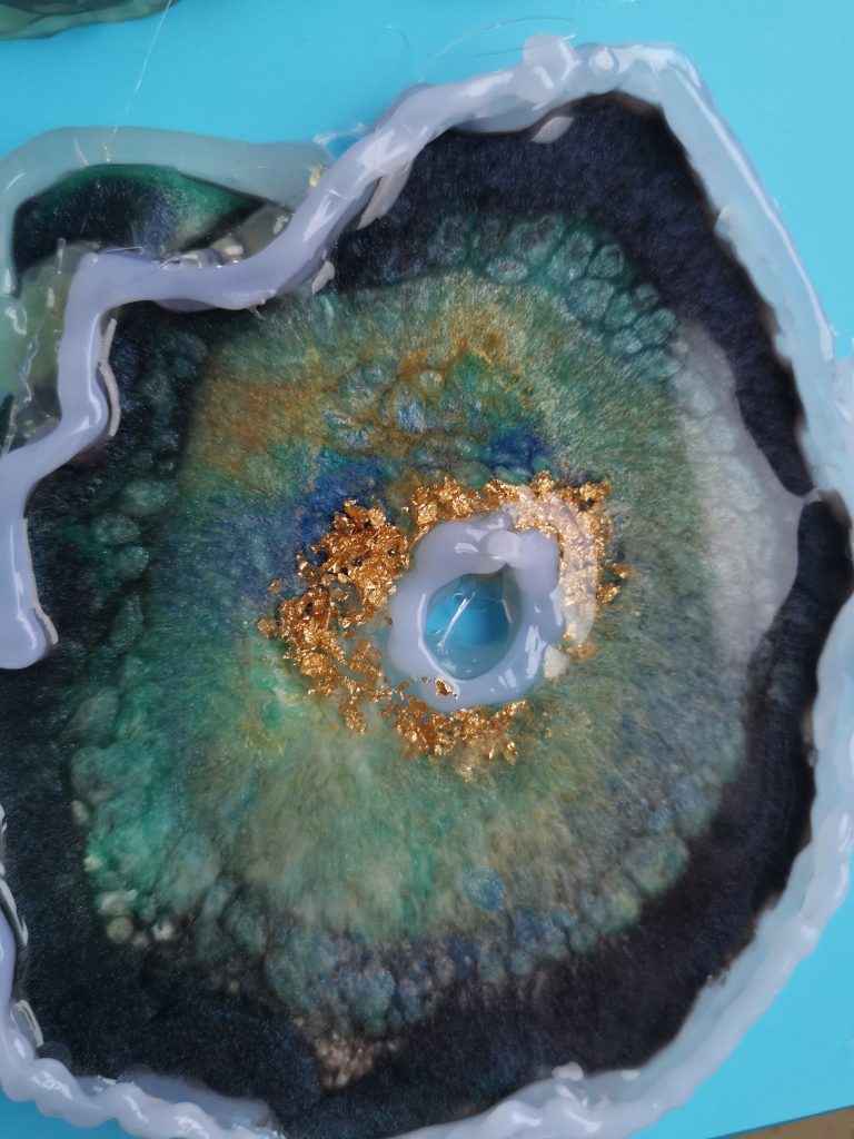 Verticale close-up van resin geode onderzetter