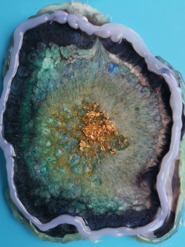 Verticale geode onderzetter met donkere buitenschil