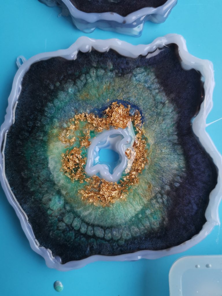 Verticale resin geode close-up met glitterkern