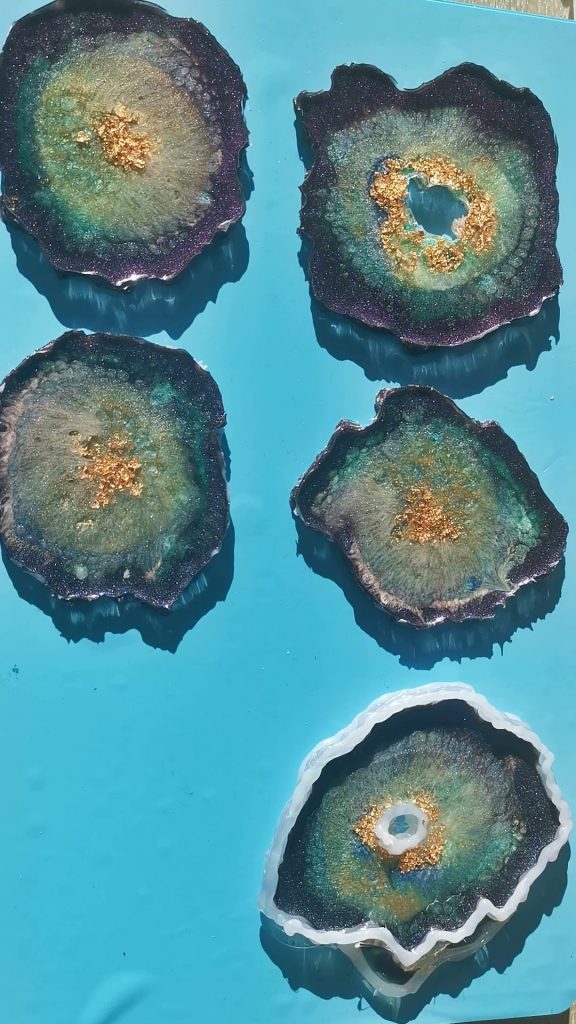 Vier geode onderzetters met materialen flatlay