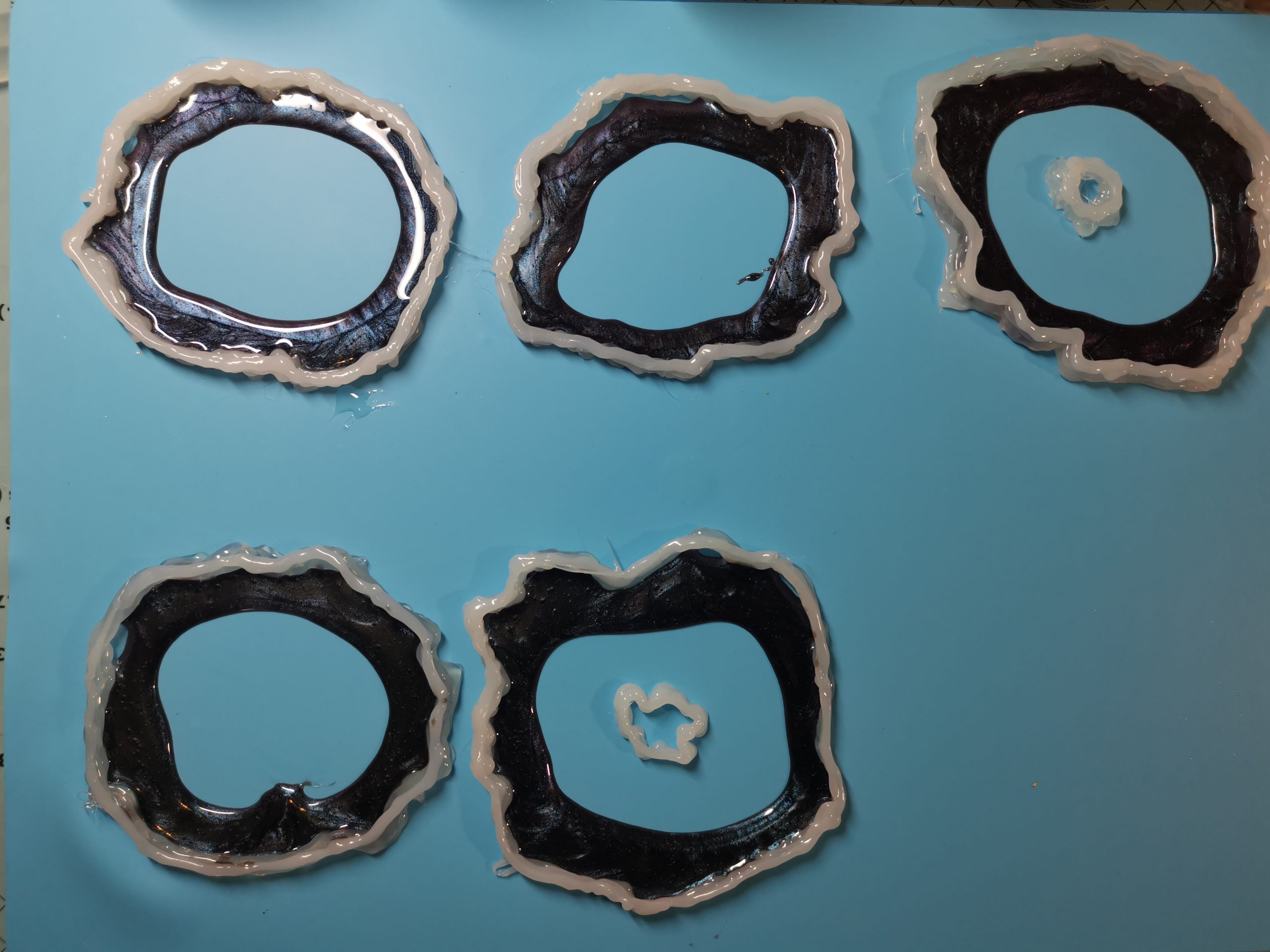 De allereerste gietstap: de donkerpaarse buitenring gegoten met Art Pigments Chameleon — midden nog leeg