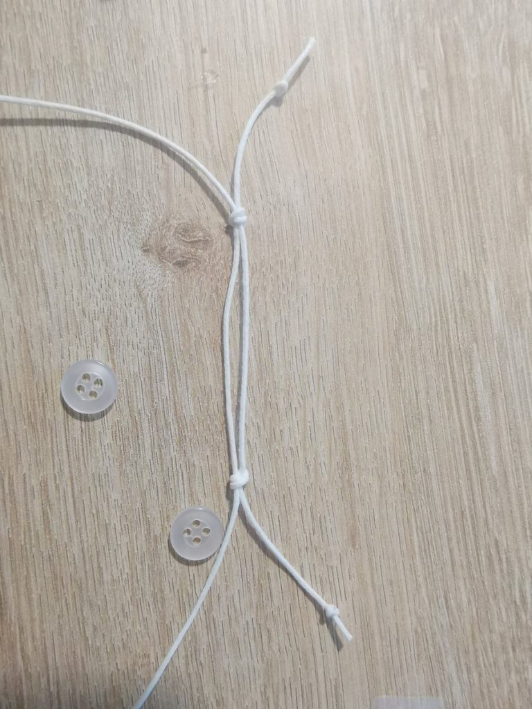 De sliding knot: verstelbare sluiting — het halsgedeelte is volledig afgewerkt