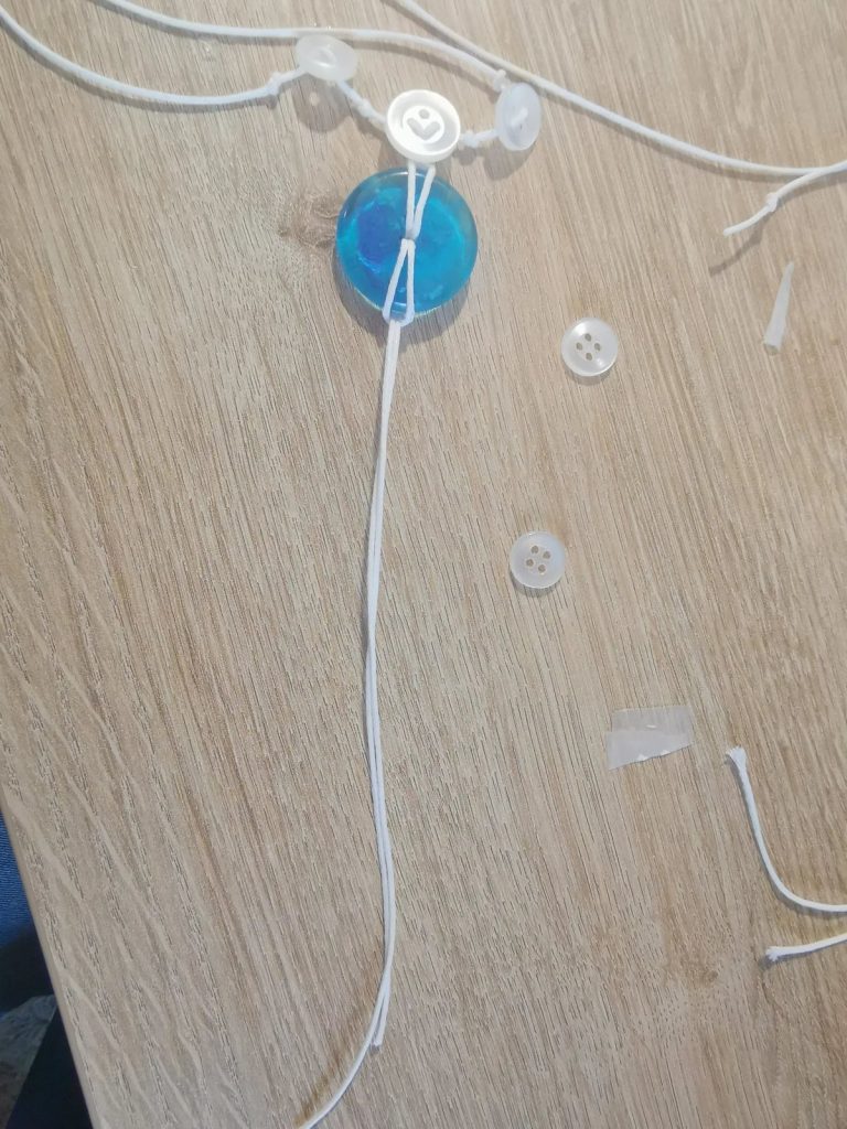 Een nieuw stuk koord wordt door de donut gelust voor de twee hangers