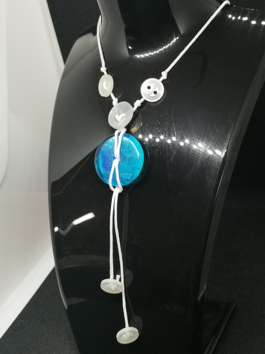 Zijaanzicht — de ketting hangt luchtig en speels