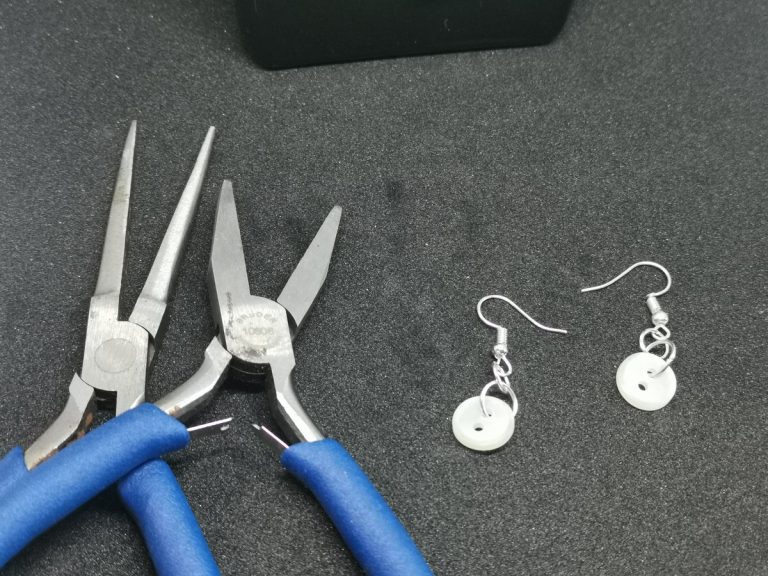 De afgewerkte oorbellen naast de tangetjes — klaar!