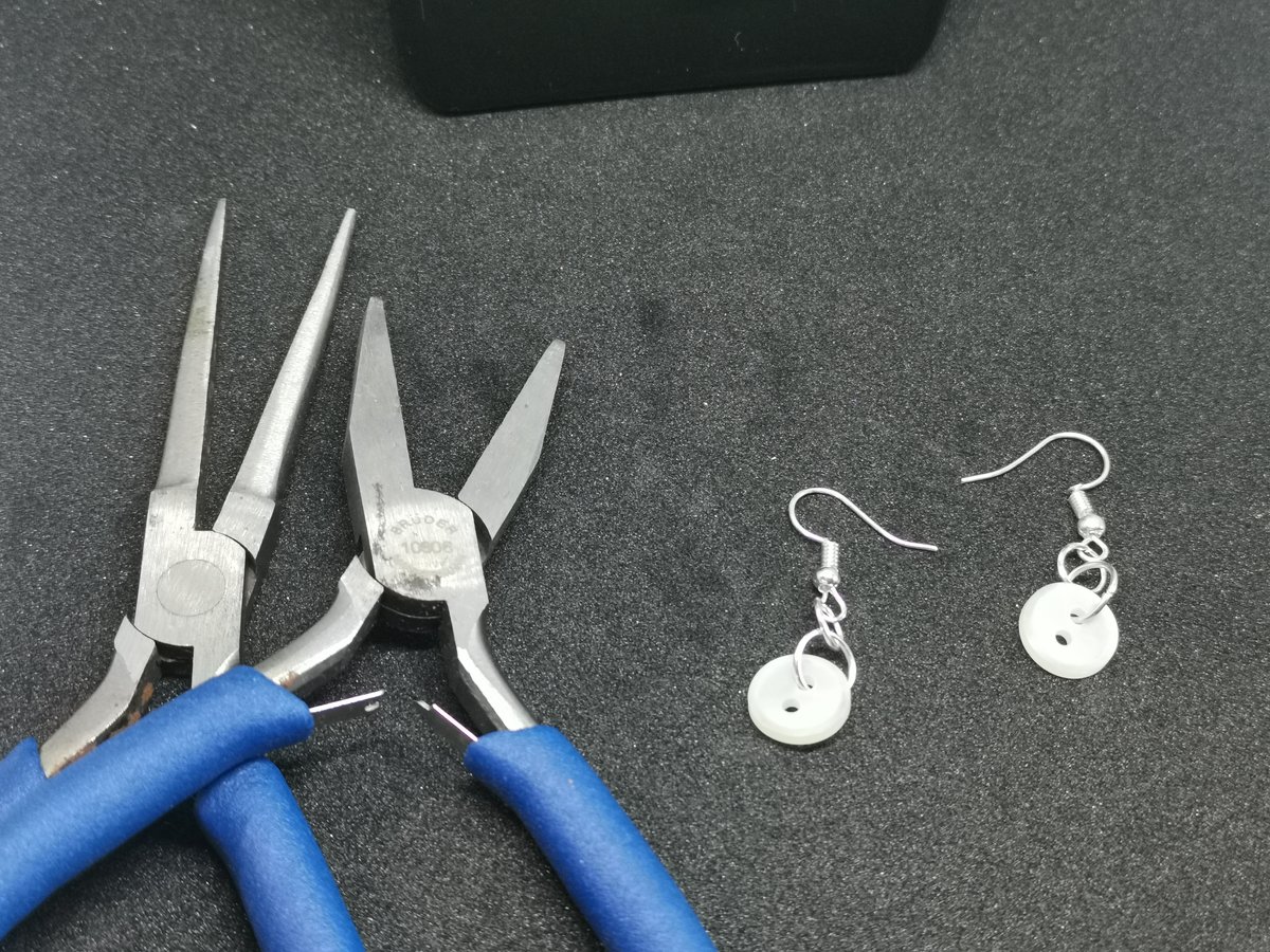 De afgewerkte oorbellen naast de tangetjes — klaar!