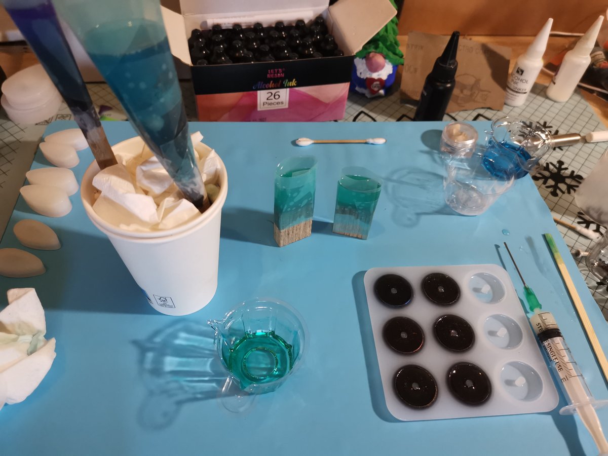 De werkruimte: Na het gieten van mijn haarspelden en hangers had ik nog resin over, deze gebruikte ik voor het vullen van de laatste 3 lege donut vormpjes.