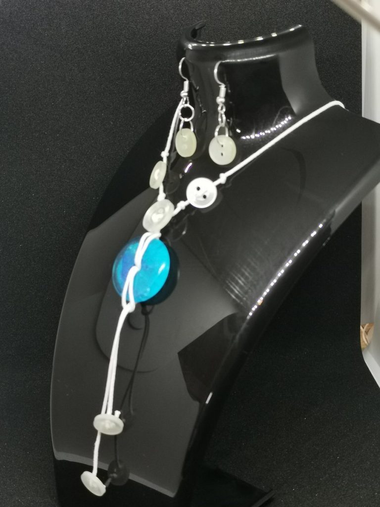 Zijaanzicht van de complete juwelen set