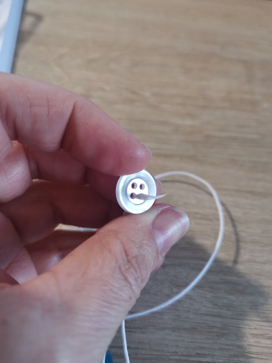 De eerste grote 4-gaatsknoop is vastgeregen boven de donut