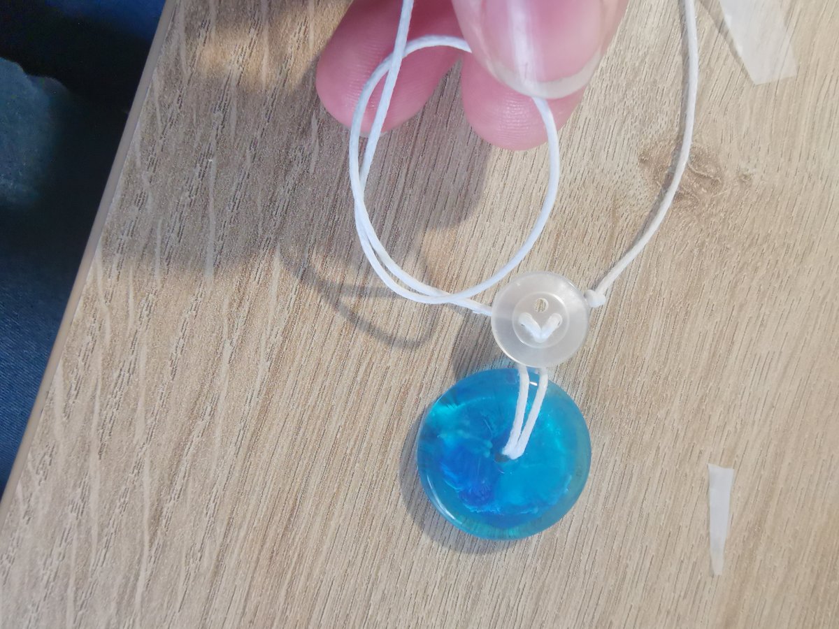 Kleine knoopjes klaargelegd naast de vastgeregen grote knoop