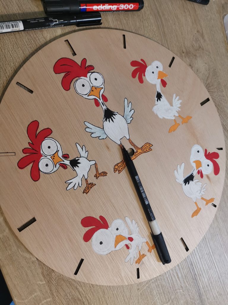 Detailwerk op de kippenklok: contouren van de kippen natrekken met een zwarte edding permanent marker
