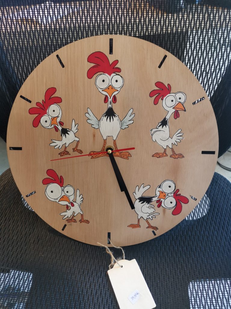 De afgewerkte kippenklok met gemonteerde wijzers en prijskaartje, klaar voor de verkoop