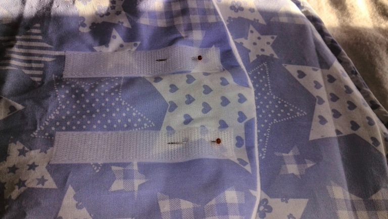 Velcro strips opgespeld op de sterrenprint stof van het wikkeldekentje