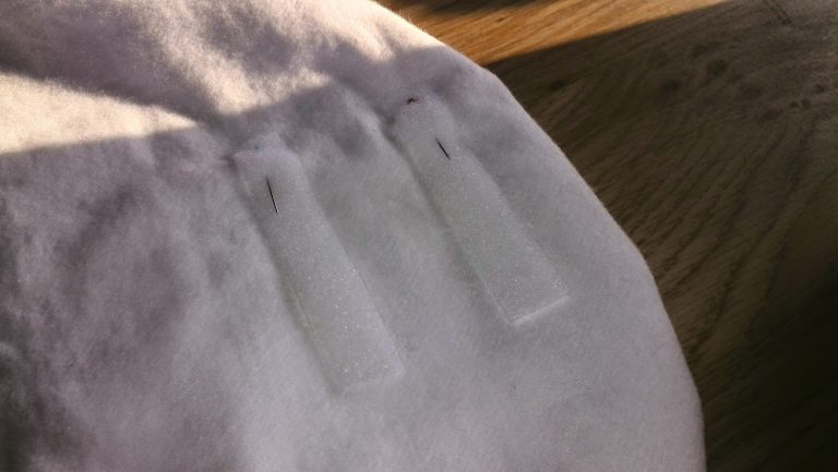 Velcro strips bevestigd op de witte binnenkant van het wikkeldekentje