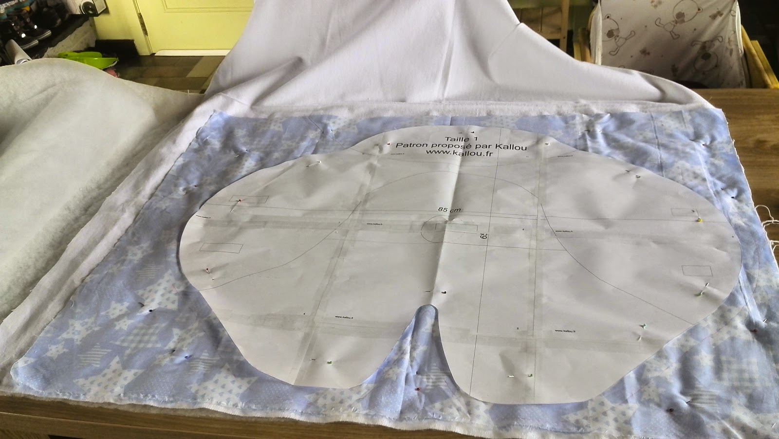 Wikkeldeken patroon opgespeld op lichtblauwe sterrenprint katoen met wattine eronder