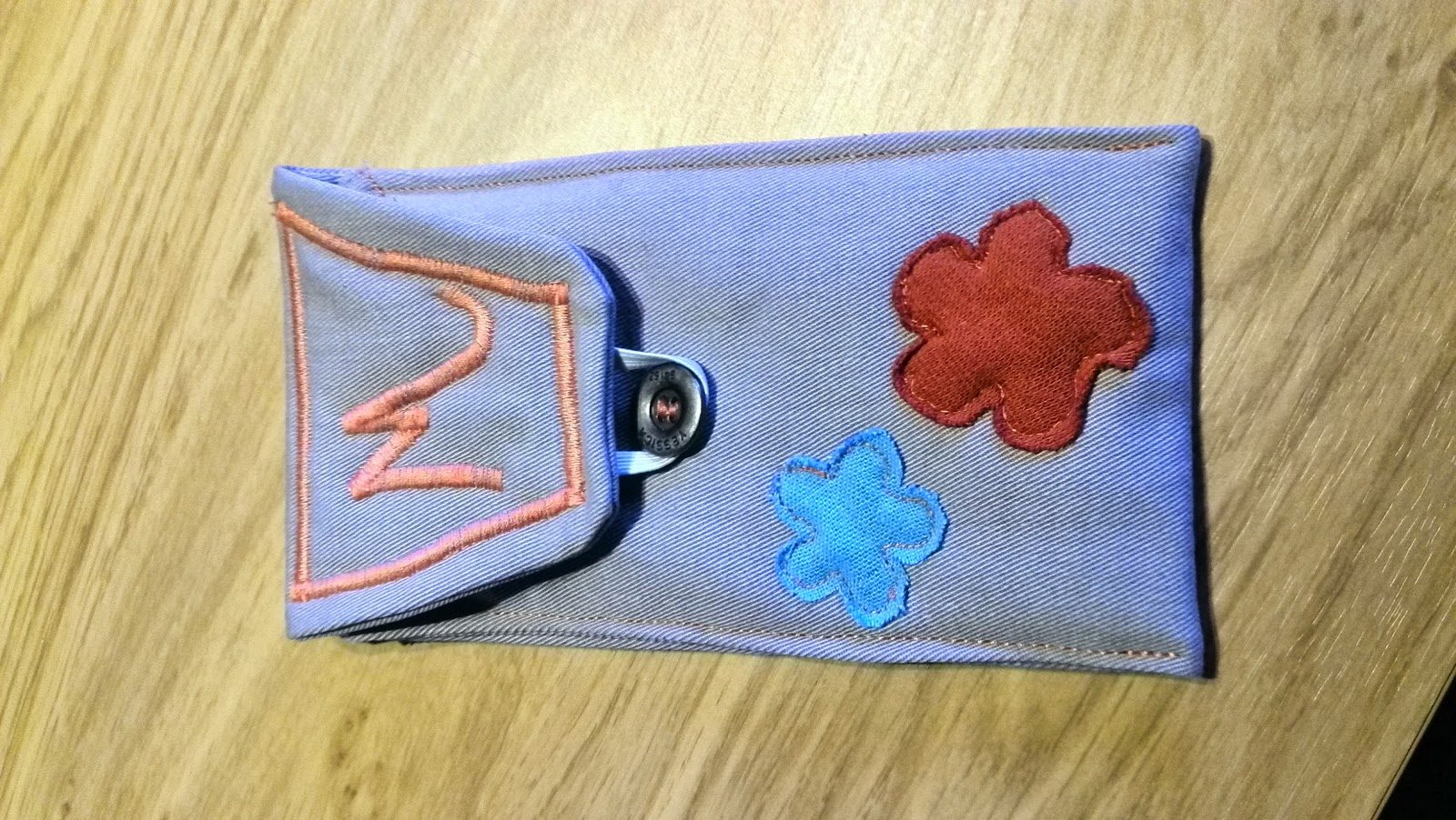 GSM-hoesje voor schoonmoeder van gerecycleerde stof met kleurrijke bloemen-applicaties en rits