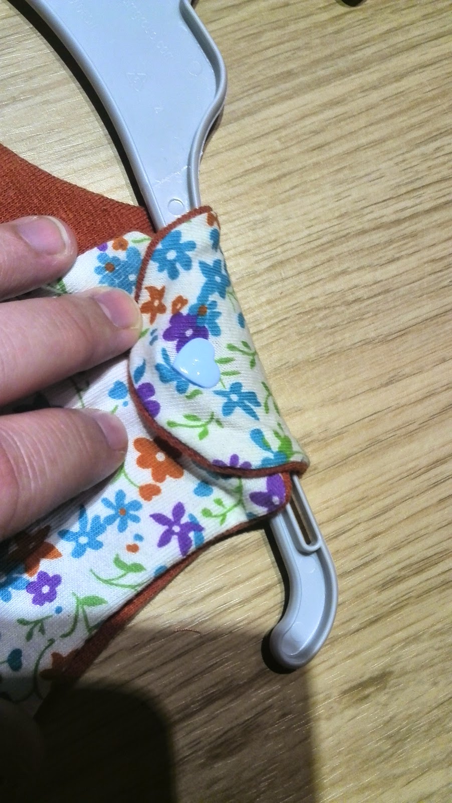 Detail van de halslijn en armsgatafwerking van het gerecycleerde kinderjurkje