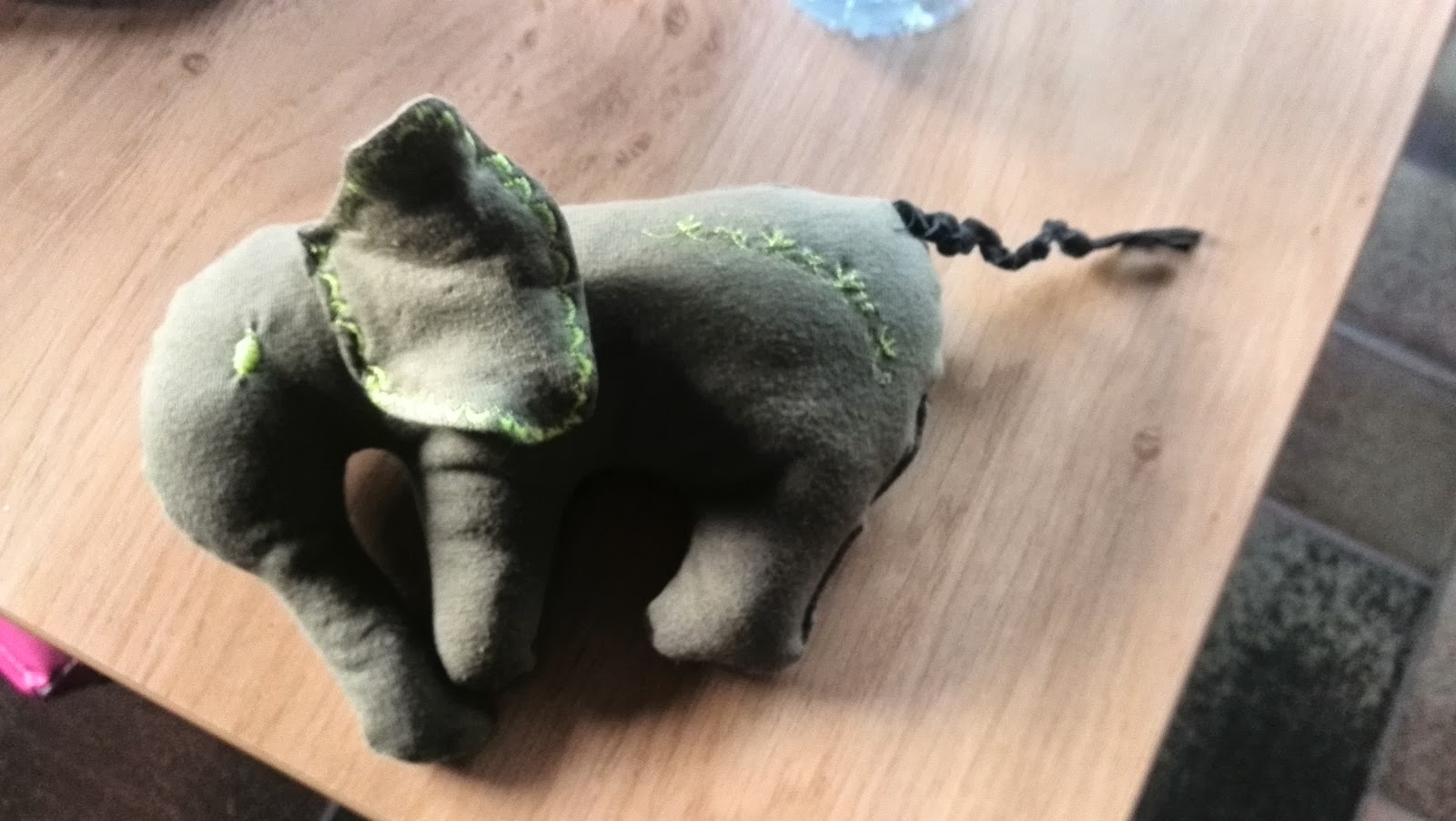 Groen olifantje knuffel gemaakt van oud T-shirt met decoratief borduurstiksel, PEEPS patroon