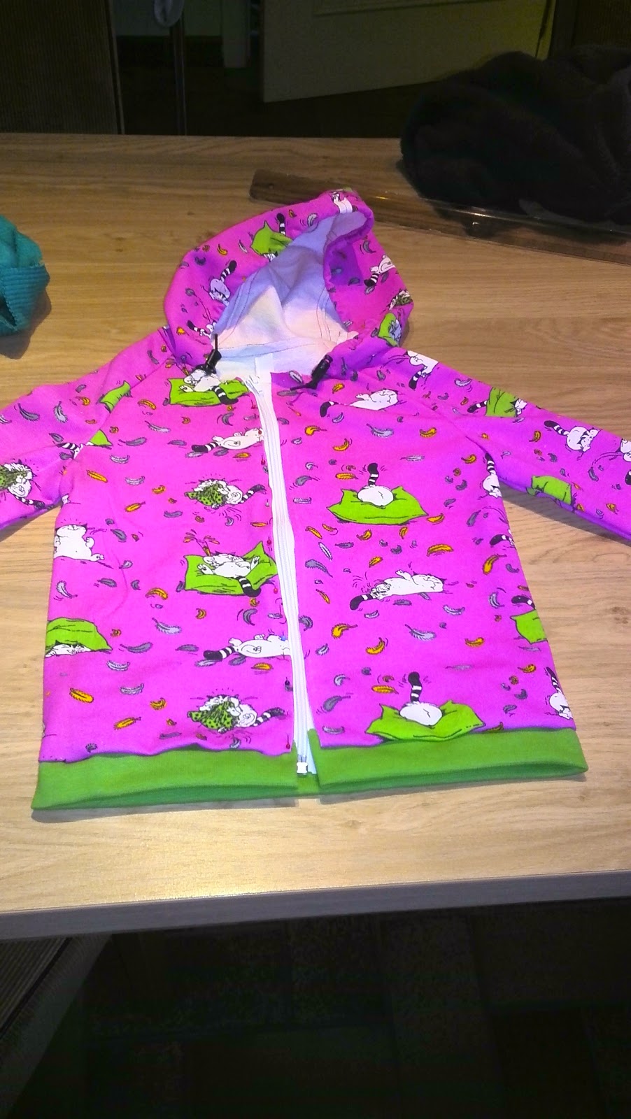 Sweat rose à imprimé amusant, bord-côte épinglé et capuche lilas visible