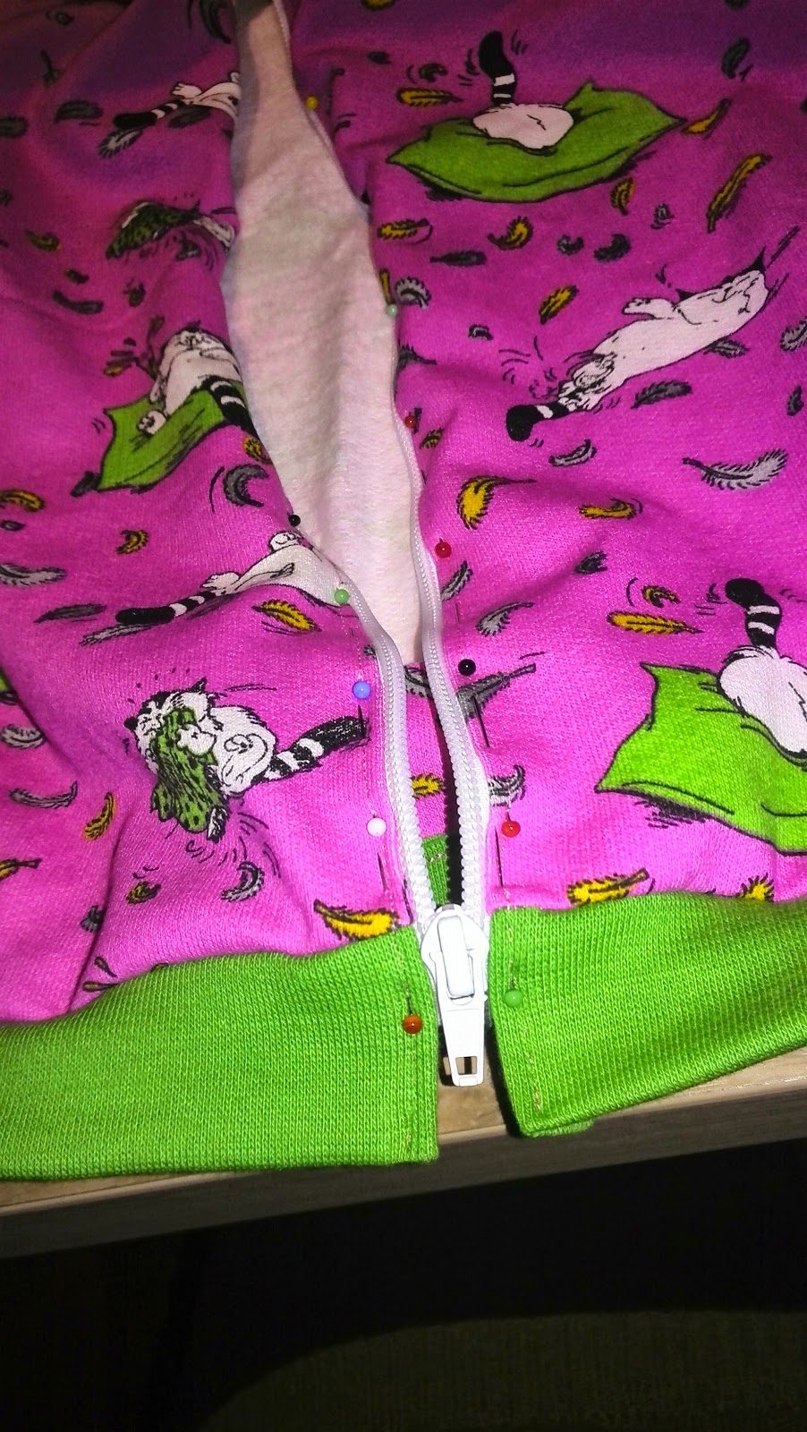 Épinglage de la fermeture dans le sweat rose avec bord-côte vert