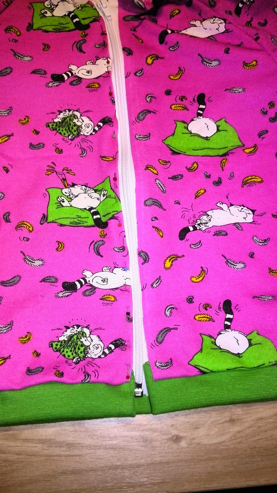 Gros plan de la fermeture blanche avec bord-côte vert à l ourlet du sweat