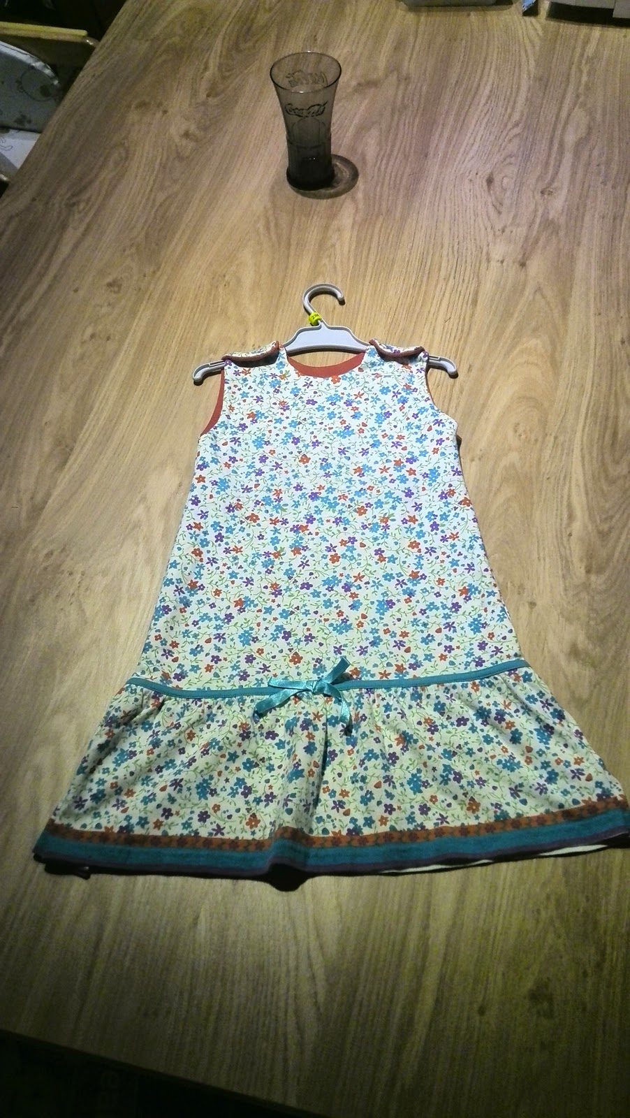 Kleurrijk kinderjurkje maat 92 op hanger, gemaakt van oud strandjurkje en T-shirt