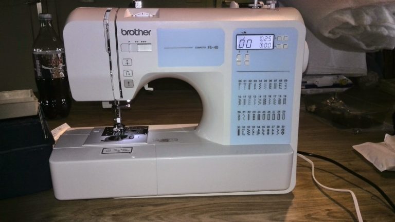 Brother FS-40 computernaaimachine op een tafel