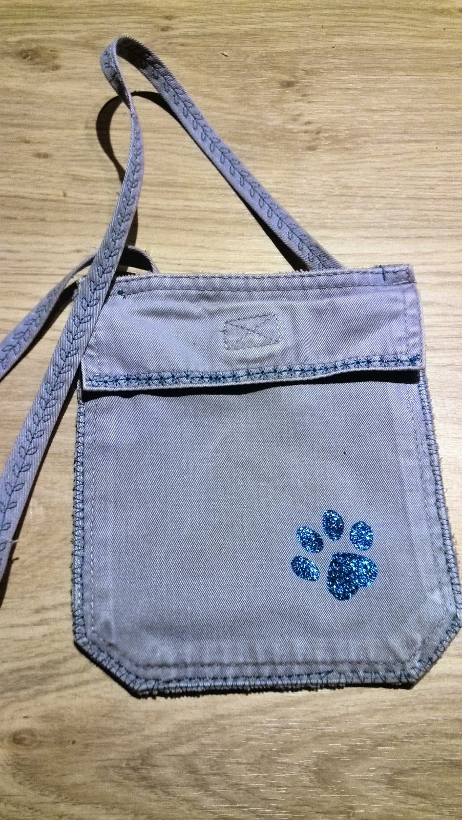 Achterkant handtasje van gerecycleerde jeans met blauwe glitterflex pootafdruk