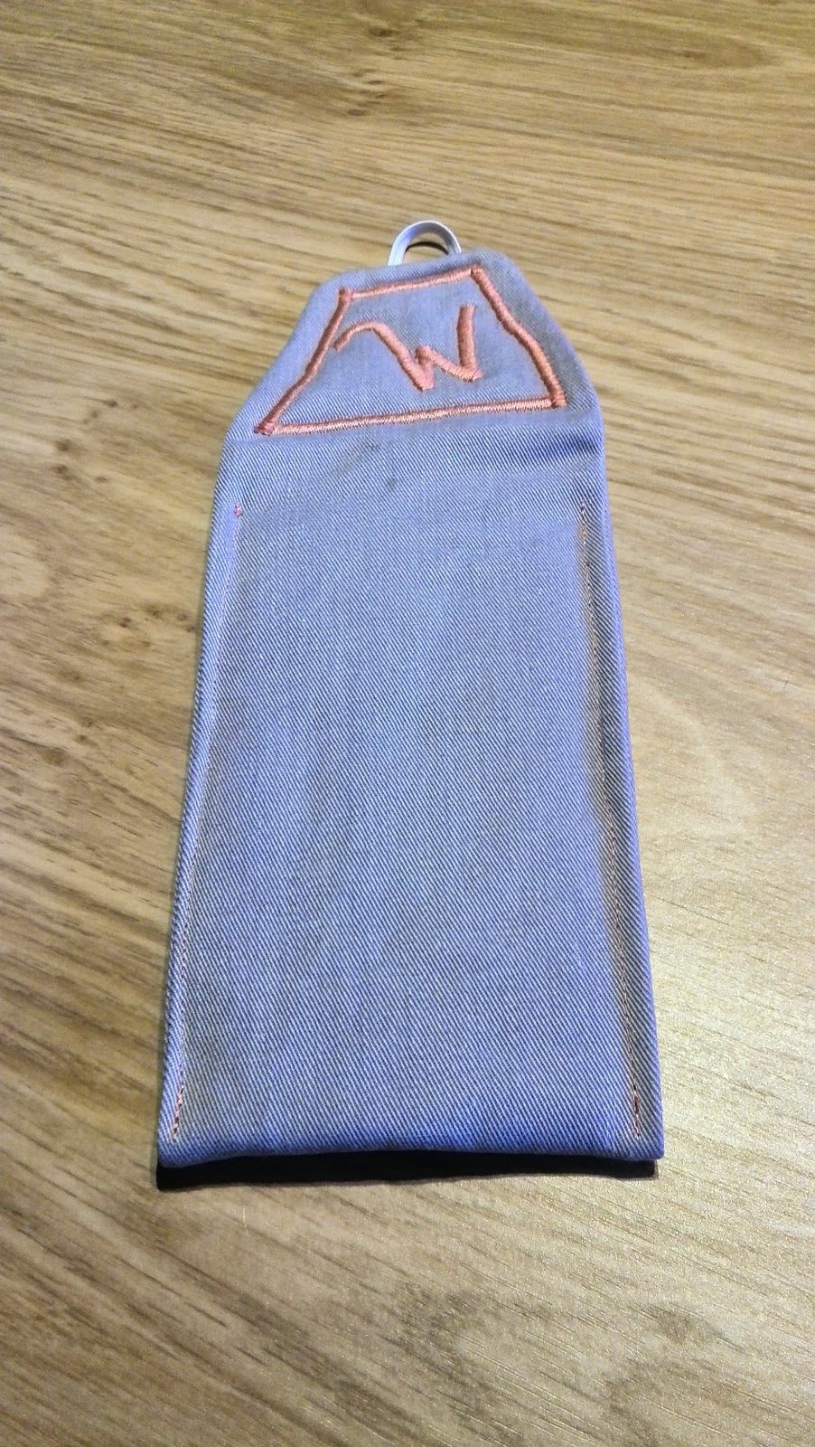 Achterkant van het grijze GSM-hoesje voor schoonmoeder met initiaal