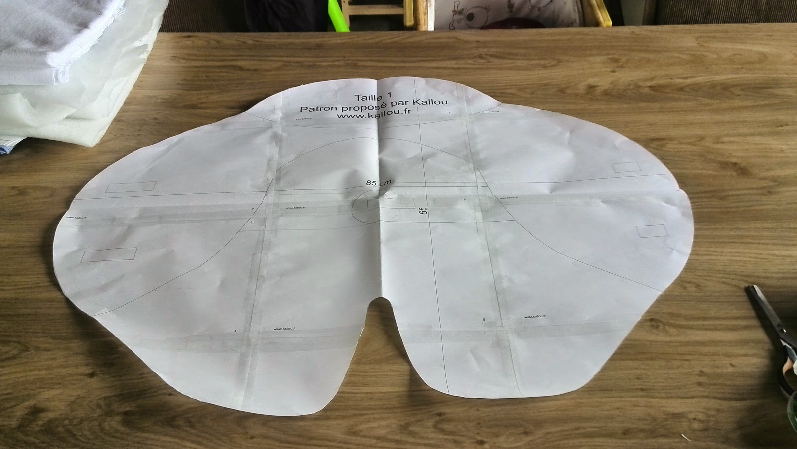 Het Kallou wikkeldeken patroon (maat 1) uitgeprint, samengevoegd en klaar om op stof te leggen