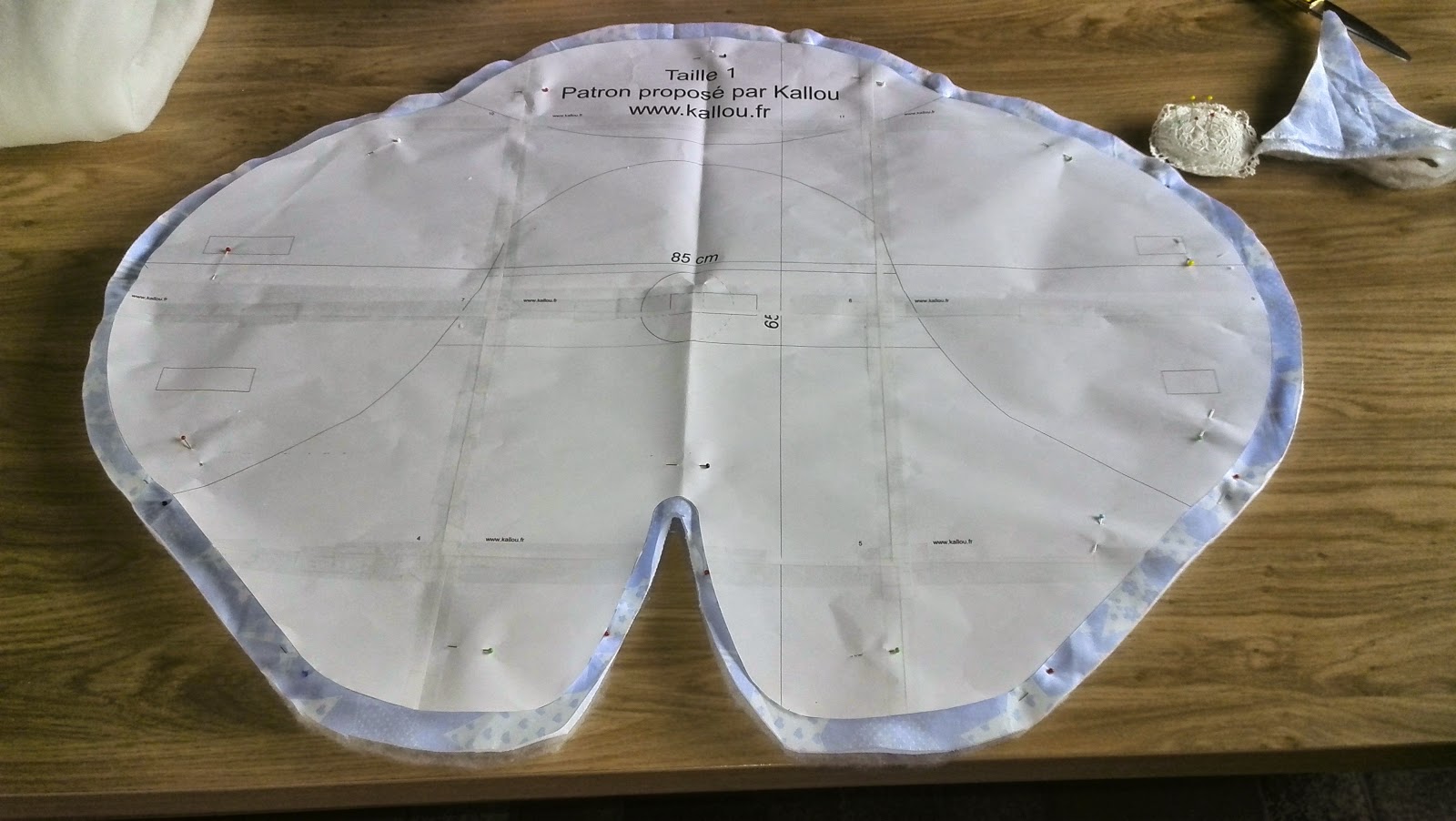 Wikkeldeken patroon volledig opgespeld op de stof, klaar om te knippen