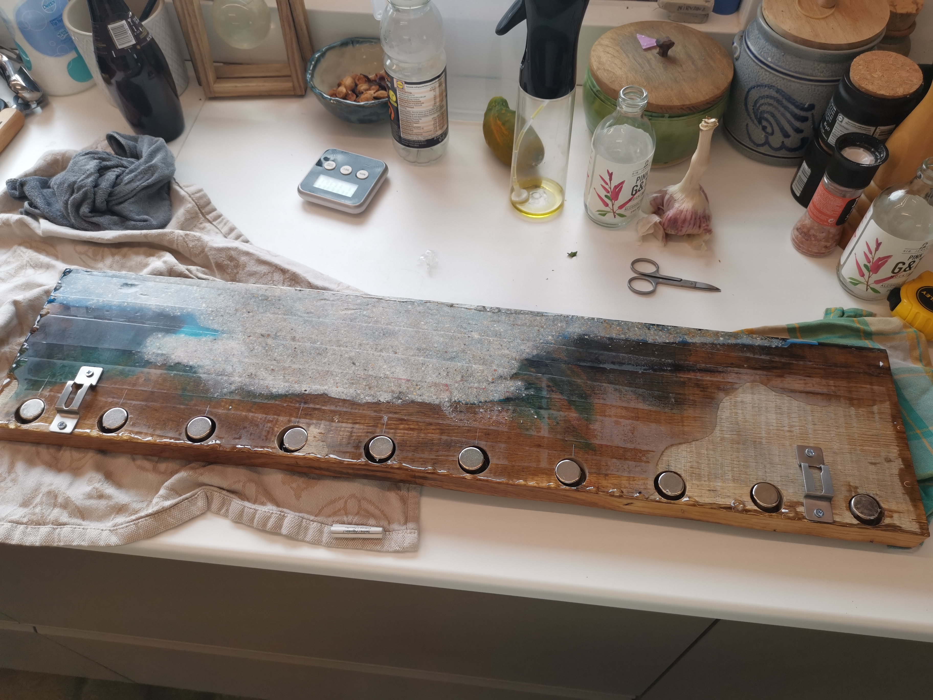 Gaten boren en neodymium magneten verlijmen