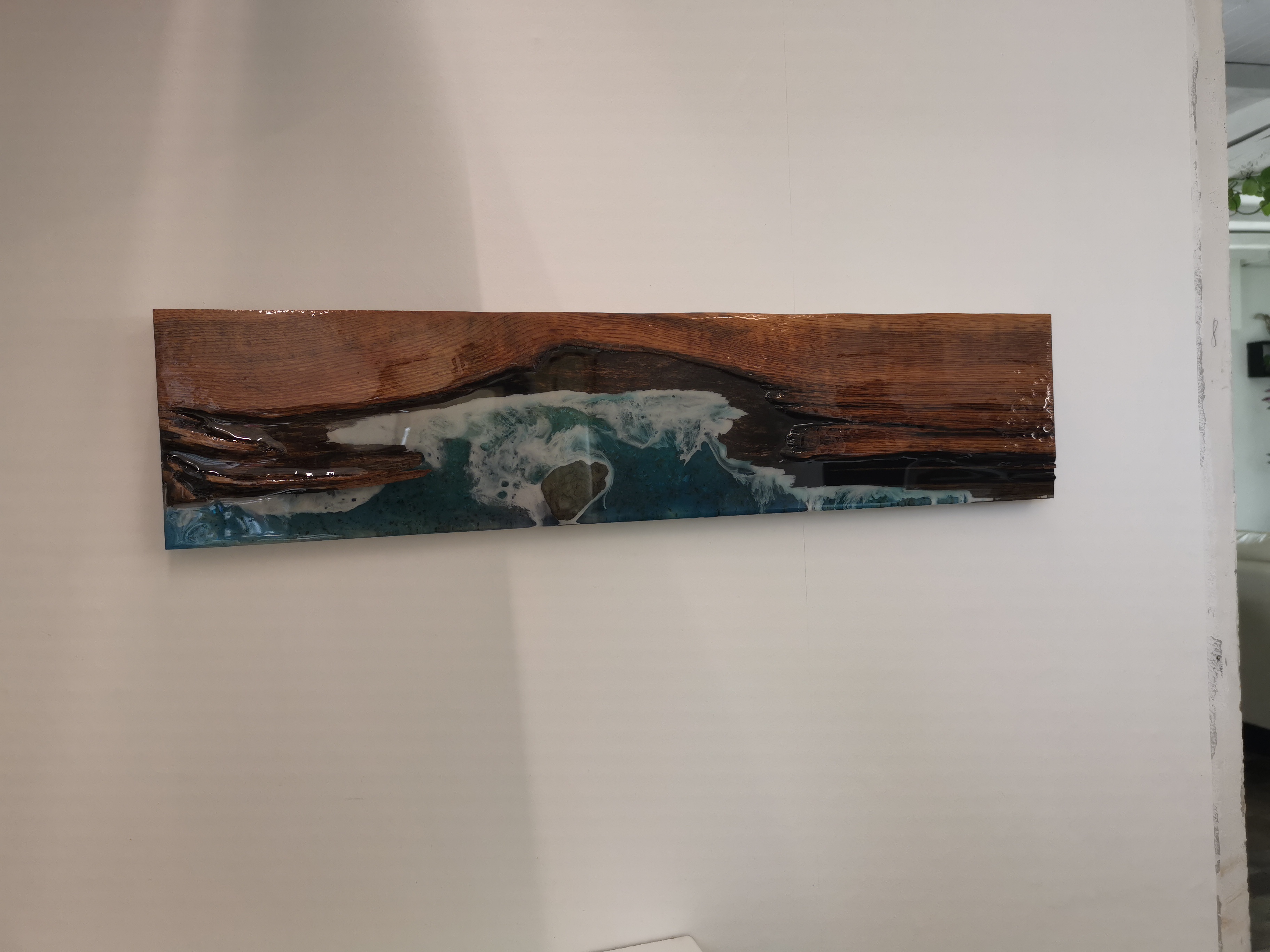 Epoxy messenblok met zeezichtdesign in de keuken